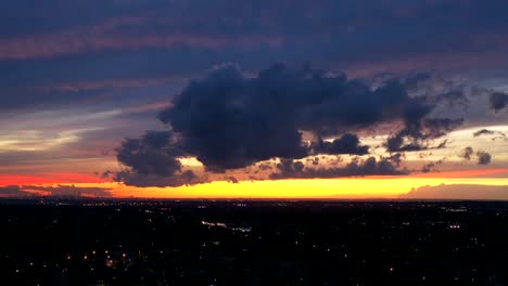 un timelapse aéreo del colorido cielo mientras se pone el sol