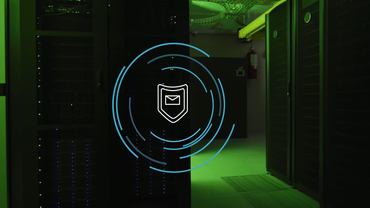 animación del escudo con icono de sobre y círculos sobre la sala del servidor.