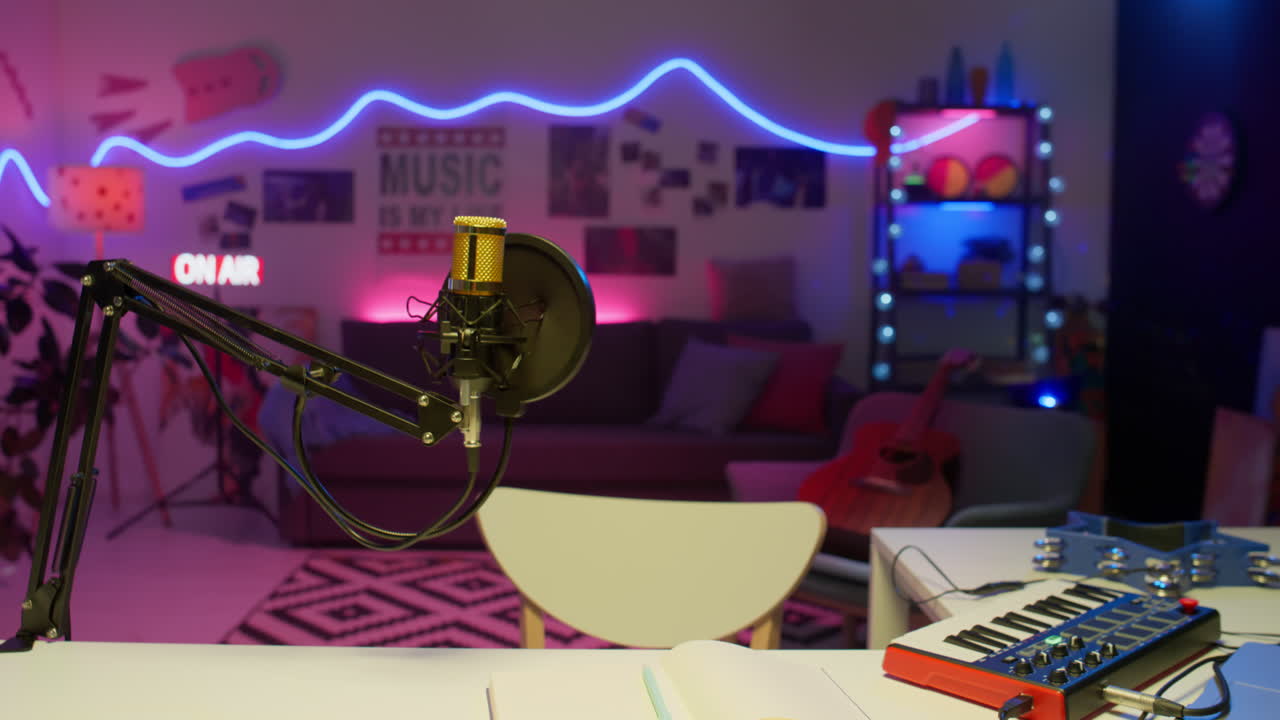 Hudební místnost s neonovými světly a nahrávacím zařízením