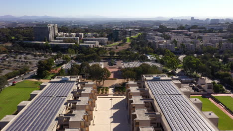 Drone-Encima-Del-Instituto-Salk-Para-Estudios-Biológicos-Junto-Con-Las-Viviendas-Del-Campus-De-Ucsd-En-La-Jolla,-California---Toma-Aérea