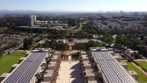 drone encima del instituto salk para estudios biológicos junto con las viviendas del campus de ucsd en la jolla, california - toma aérea