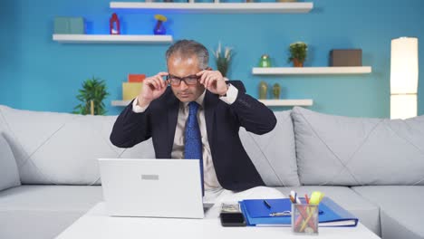 Home-Office-Arbeiter-Mann-Stolz,-Geldglück.