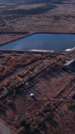 imagen vertical del avión no tripulado, sedona wetlands preserve arizona estados unidos, vista aérea, instalación de tratamiento de aguas residuales en el paisaje desértico