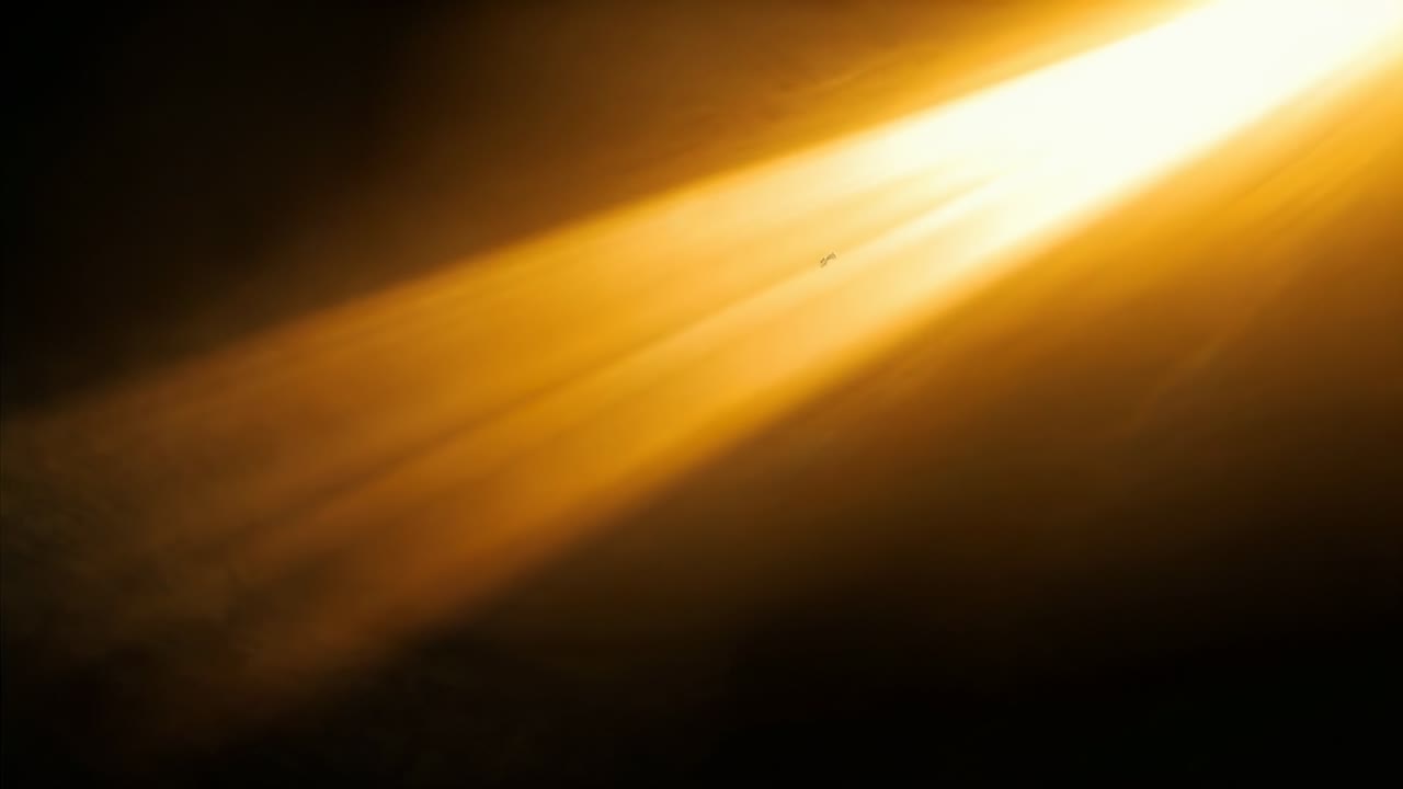 Streaming di un caldo raggio dorato che entra dalla parte superiore destra di notte, formando striature e rivelando macchie