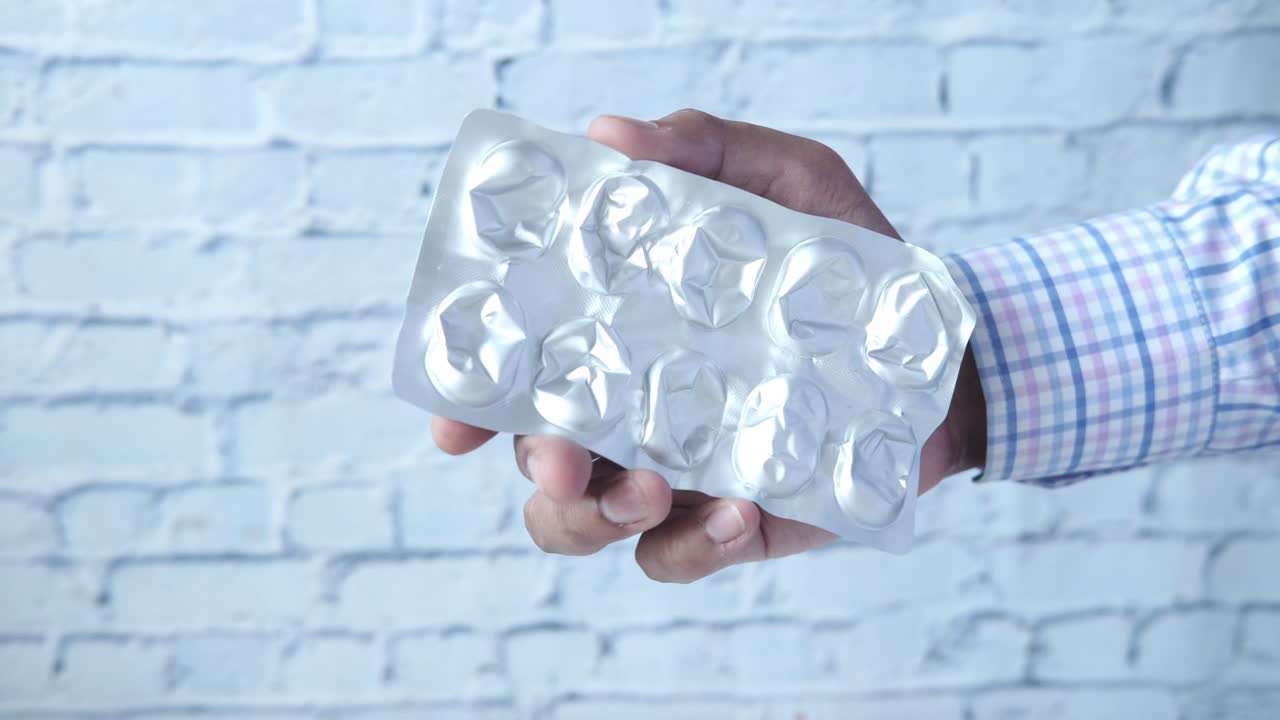 손에 들고 있는 빈 알약 블리스터 패키지