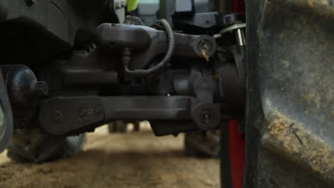 primer plano debajo del gran tractor agrícola, grandes máquinas para la agricultura orgánica