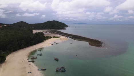 Vista-Aérea-De-Drones-De-La-Isla-Koh-Phangan-Tailandia-Con-Paisaje-Panorámico-De-La-Costa-Exótica-En-El-Día-De-Verano-Y-Camino-De-Arena,-Corales