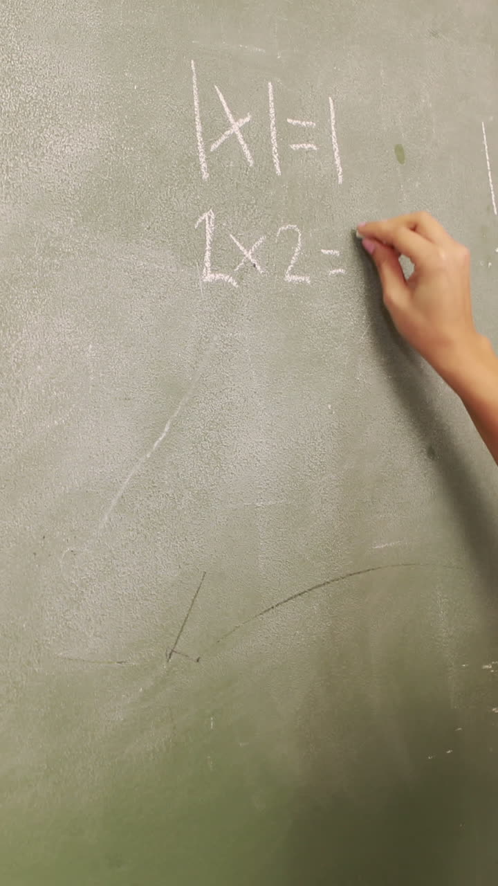 maestro escribiendo en la pizarra