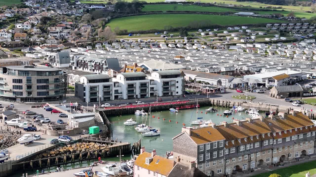West Bay, Dorset, Regno Unito, vista aerea con drone del porto e del lungomare
