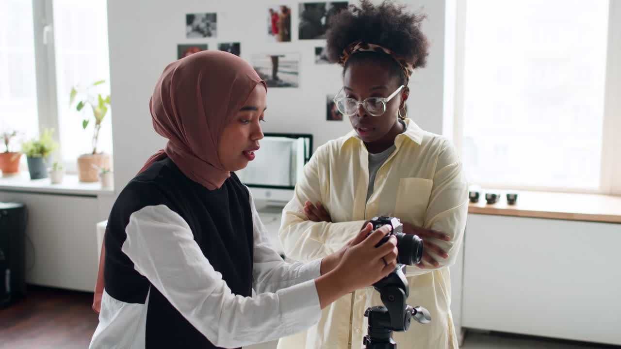 사진작가 들 이 카메라 를 설치 하고 있다