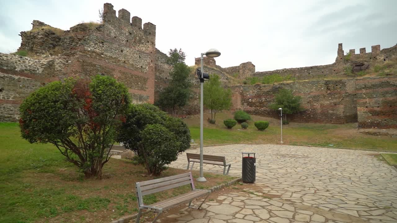 muros de la acrópolis en tesalónica a fines del siglo xix, el malecón comenzó a ser demolido gradualmente, seguido de grandes secciones de los muros terrestres en la parte baja y plana de la ciudad