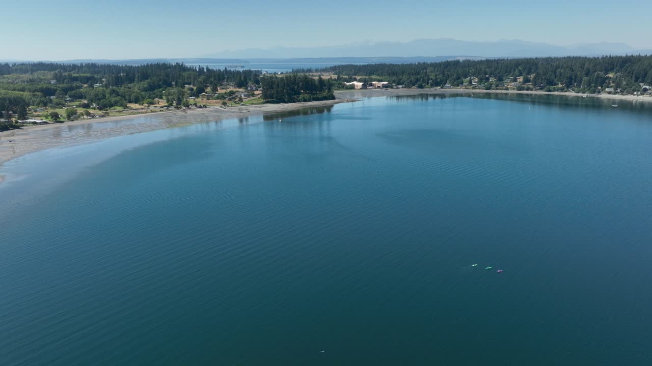 세 명의 카약 선수가 아래 물에서 노는 워싱턴의 잔잔한 물 프리랜드의 조감도