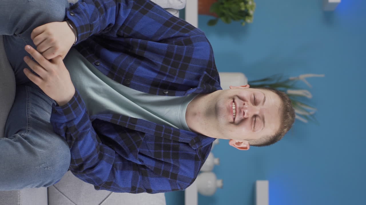 긍정적인 남자가 행복하고 미소 짓는 수직 비디오.