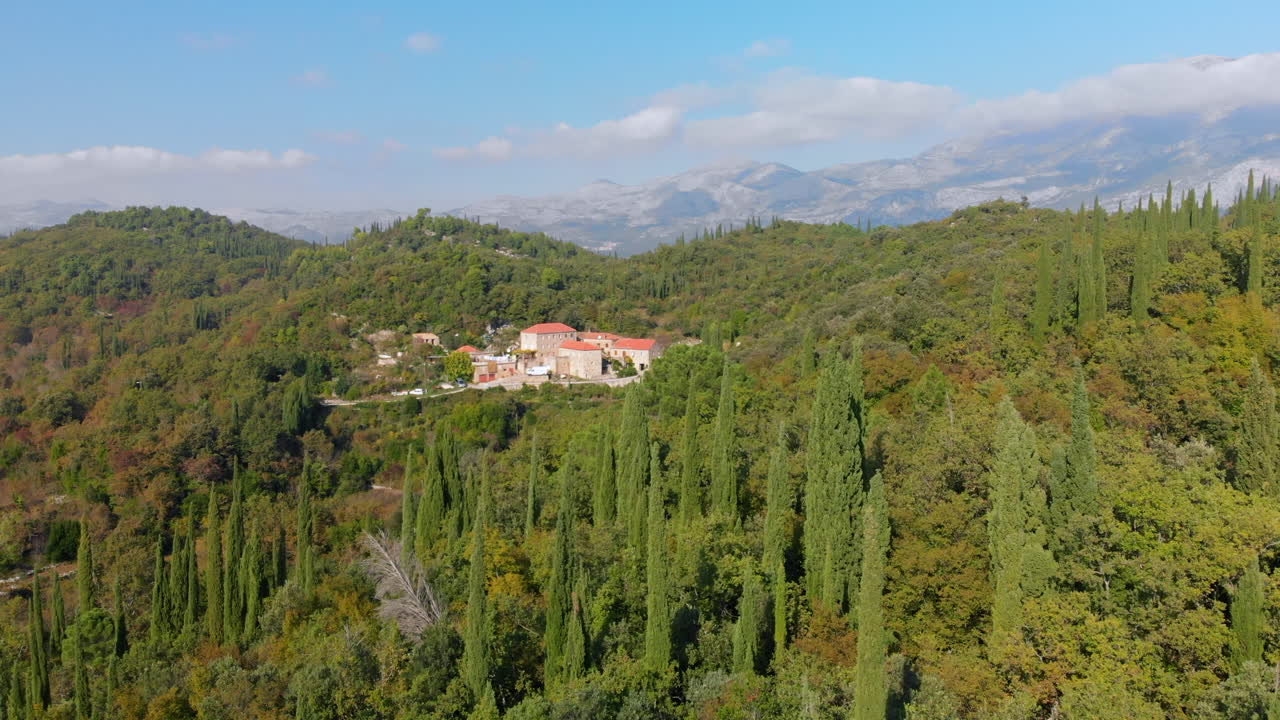 hermosa villa croata en la remota ladera del campo, vista aérea de dalmacia