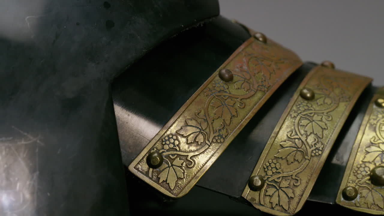 armadura de hombro de caballero en el estudio de cerca