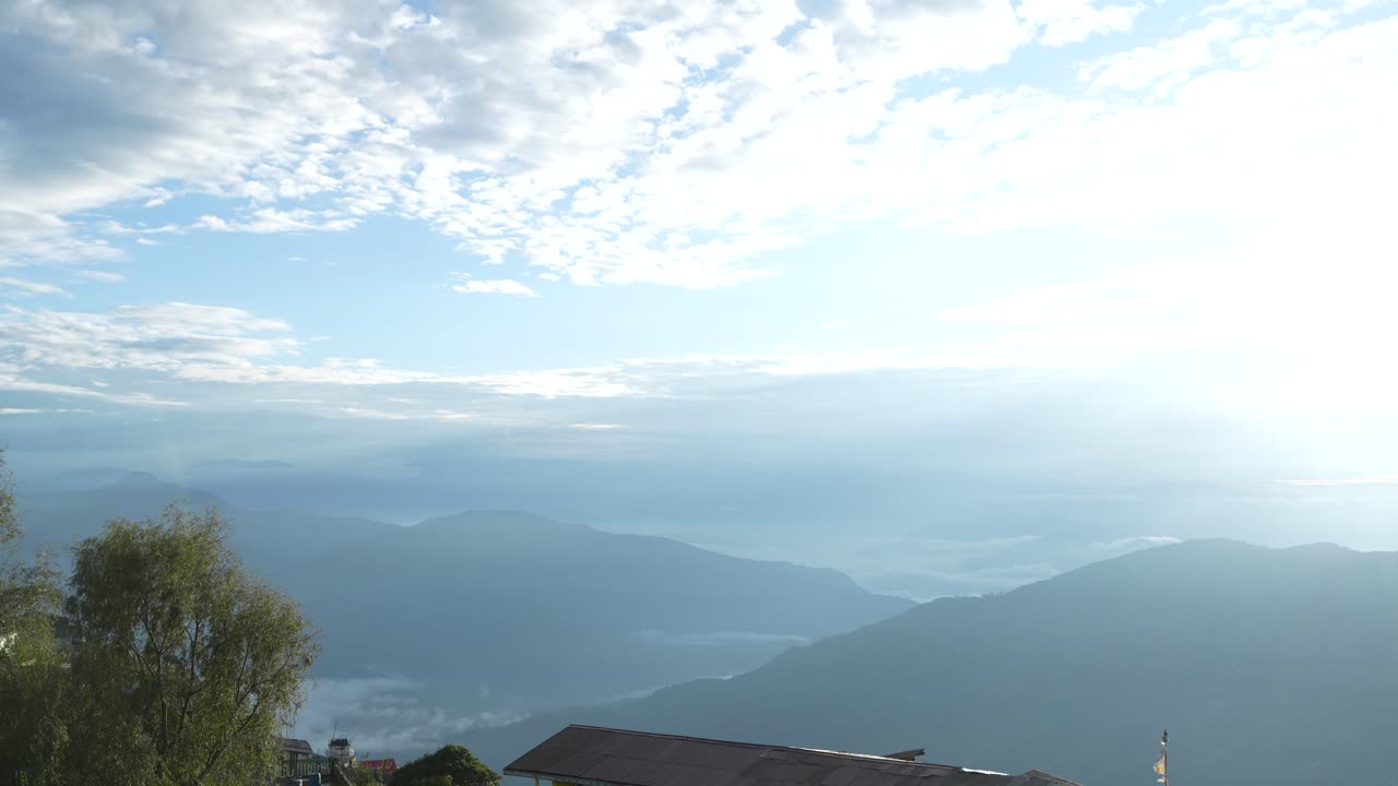 山々が段階的に見えます。