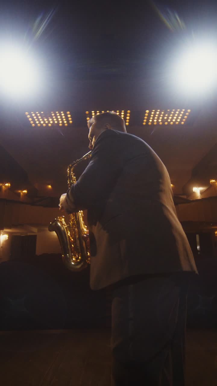 Saxofonista che si esibisce sul palco