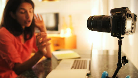 blogger mujer grabando su video 4k