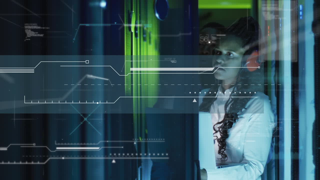 animación del procesamiento de datos sobre una mujer afroamericana que trabaja en la sala de servidores