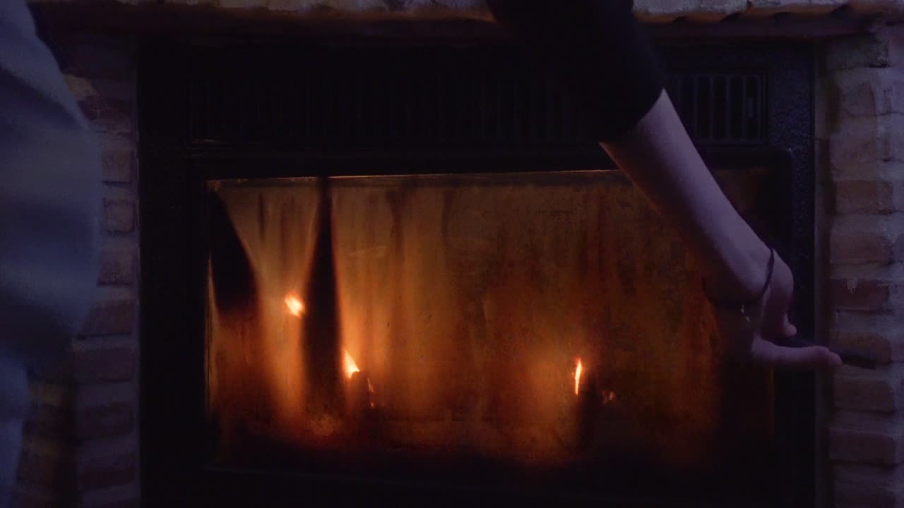 벽난로의 창문을 여는 남자