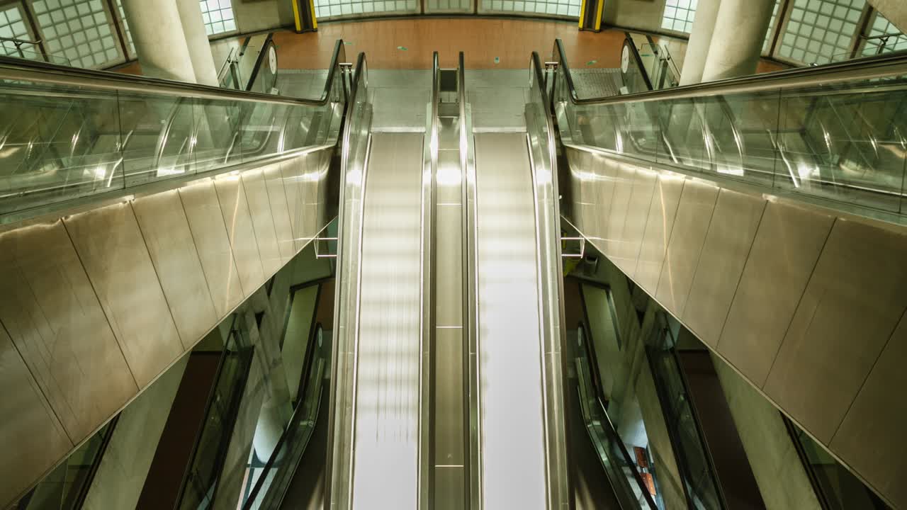 루프 가능한 에스컬레이터 시간 지연