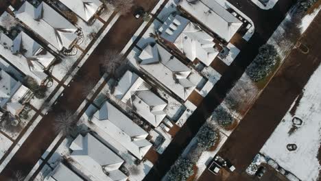 tejados nevados de arriba hacia abajo perspectiva de vista de drones mientras el coche pasa