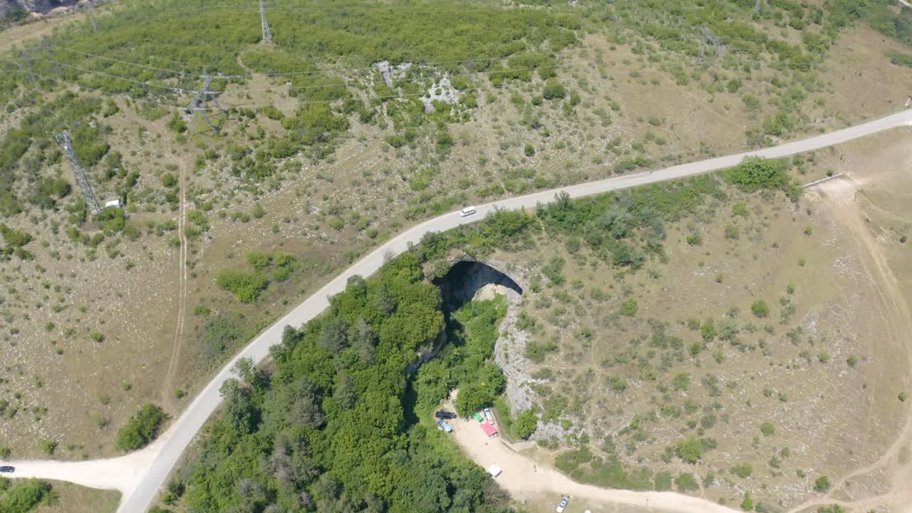 불가리아 로베치 지방 루코비트의 카르루코보 근처의 이스카르 협곡에 있는 프로호드나 동굴 위의 도로