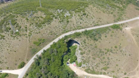 carretera por encima de la cueva de prohodna en el desfiladero de iskar cerca de karlukovo en lukovit, provincia de lovech, bulgaria