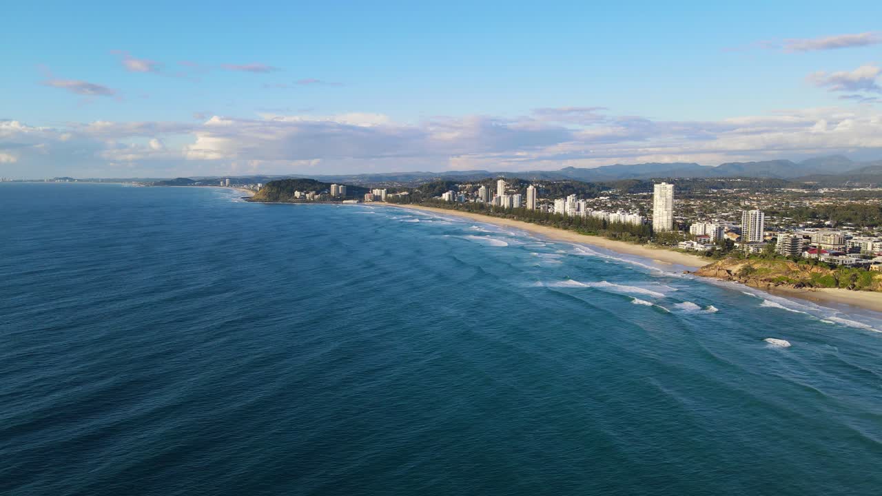 playa en burleigh heads y los rascacielos en la costa de la ciudad australiana de gold coast