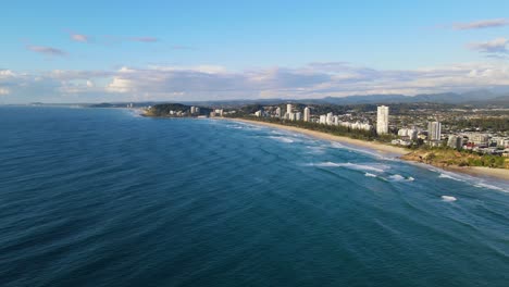 伯利海德斯 (burleigh heads) 的海灘和澳洲黃金海岸 (gold coast) 的海岸線的摩天大