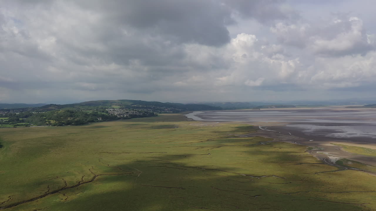 toma aérea de la bahía en la costa oeste de inglaterra con la marea baja, brillante día de verano