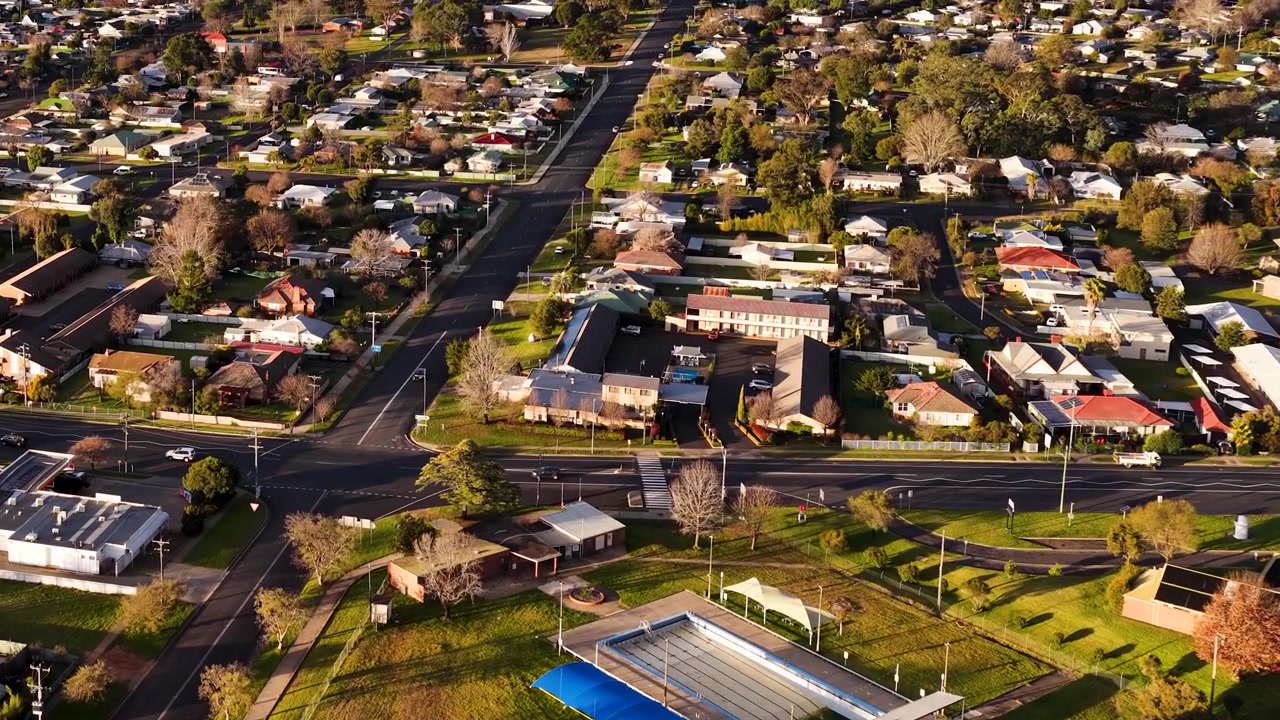 Ripresa aerea con drone su case, strade e una piscina pubblica a Coonabarabran, Australia.