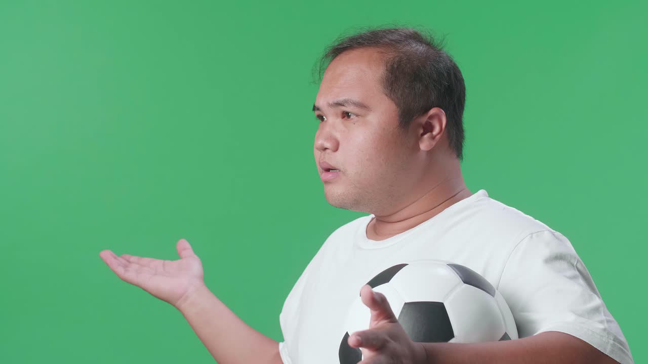 축구 공 을 들고 있는 남자