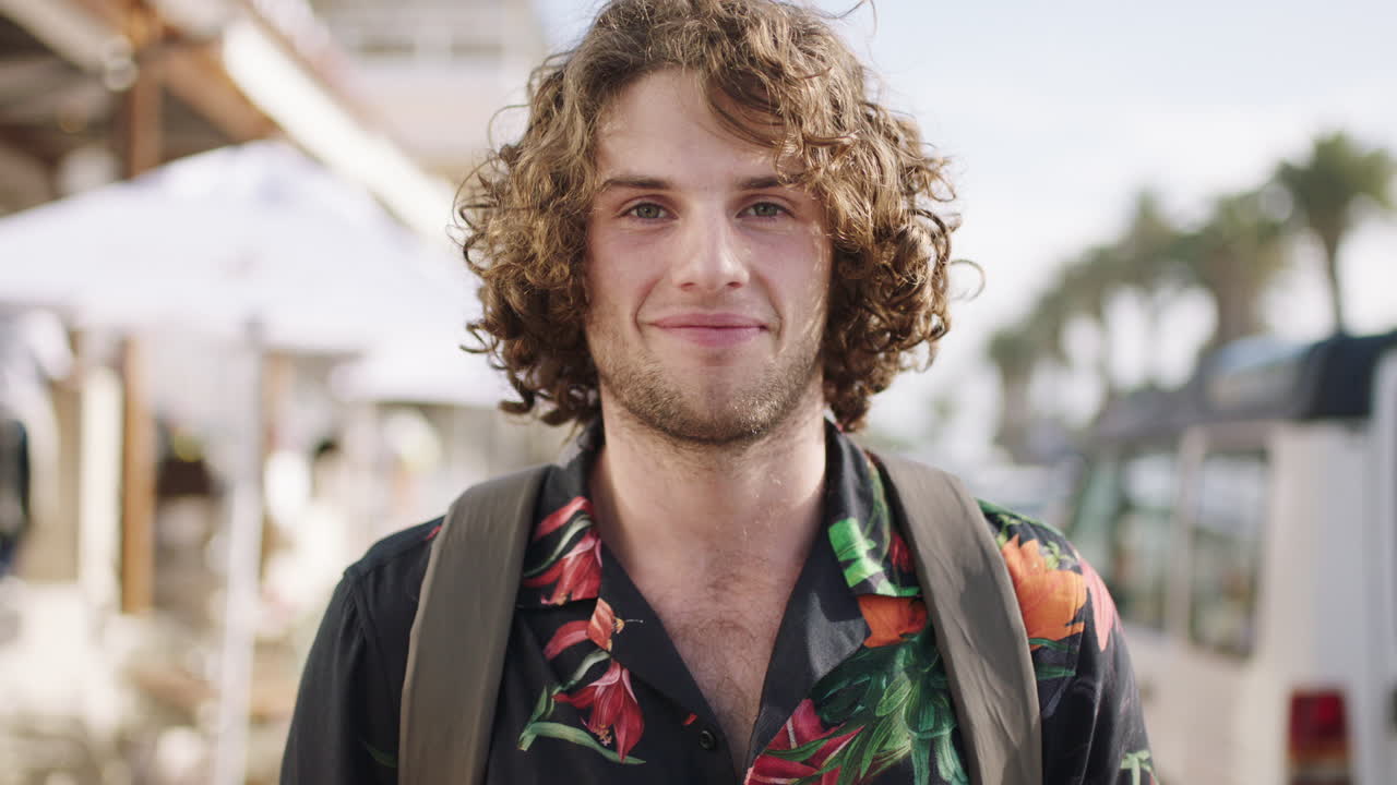 도시, 행복하고 여행 투어에 사람의 얼굴