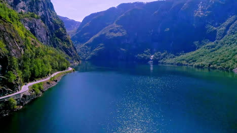 La-Luz-Del-Sol-Se-Refleja-En-El-Brillante-Aurlandsfjord-En-Noruega