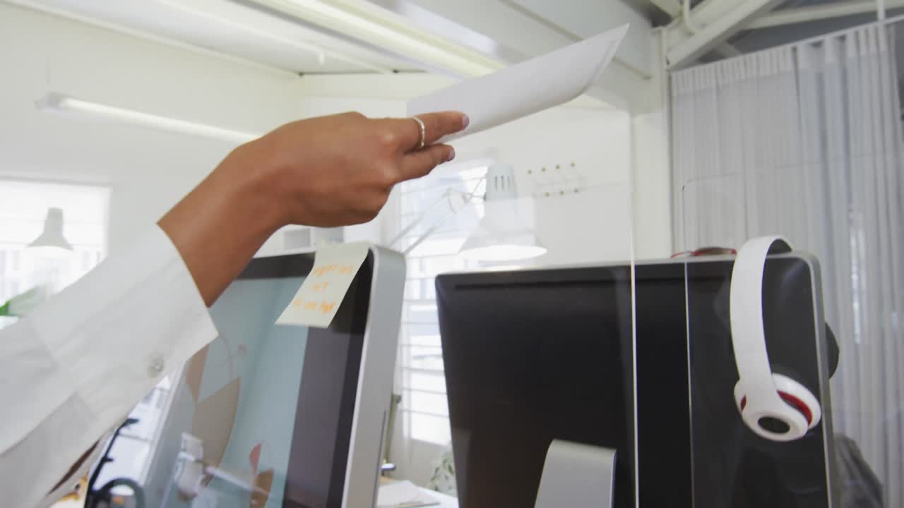 사무실 에서 동료 에게 문서 를 전달 하는 여자