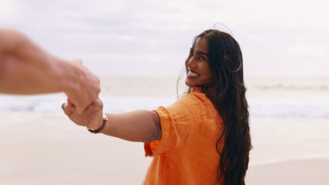 산책하는 커플, 해변과 야외에서 손을 잡고