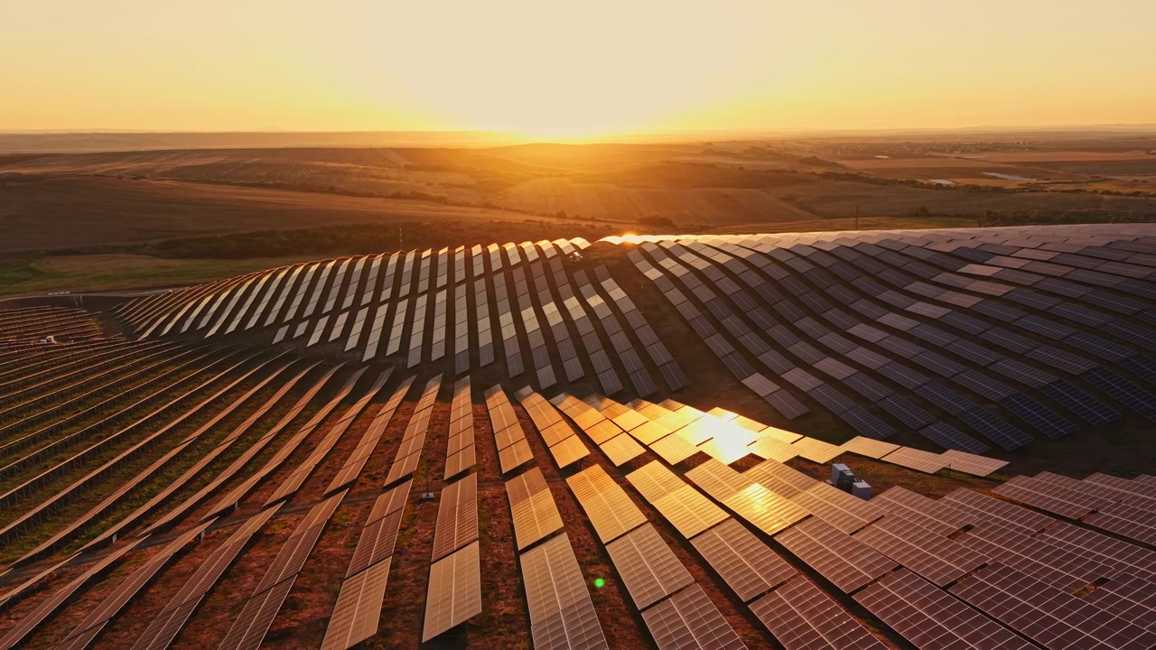Solpaneler på en mark ved solnedgang i et landområde, der leverer vedvarende energi til lokalsamfundet