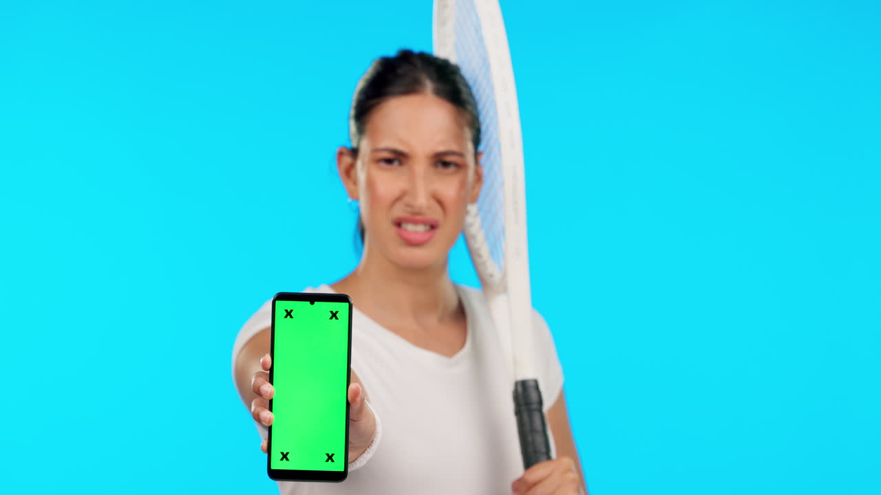 teléfono, pantalla verde o tenis con una mujer enojada