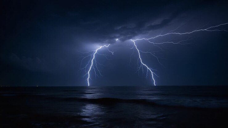 Uno spettacolo mozzafiato della potenza della natura: vivaci fulmini illuminano drammaticamente il cielo notturno sopra le scure onde dell'oceano
