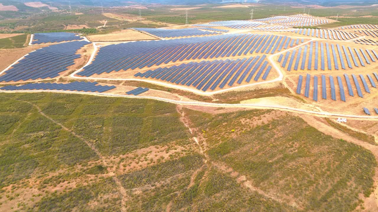 vista aérea de una granja solar sobre tierra seca, portugal, 4k