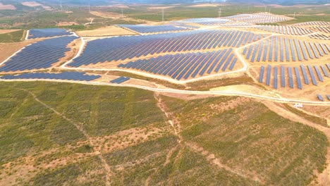 Luftaufnahme-Eines-Solarparks-über-Trockenem-Land,-Portugal,-4k