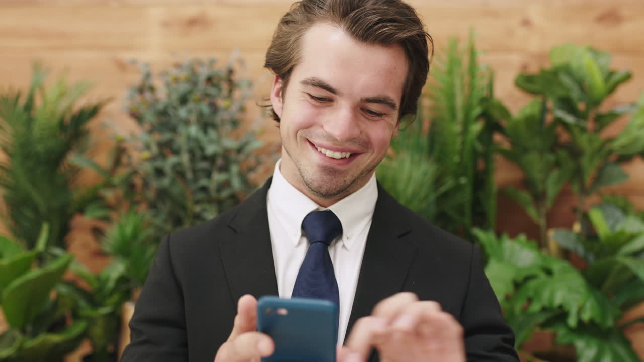 사업가, 전화 및 녹색 식물 배경