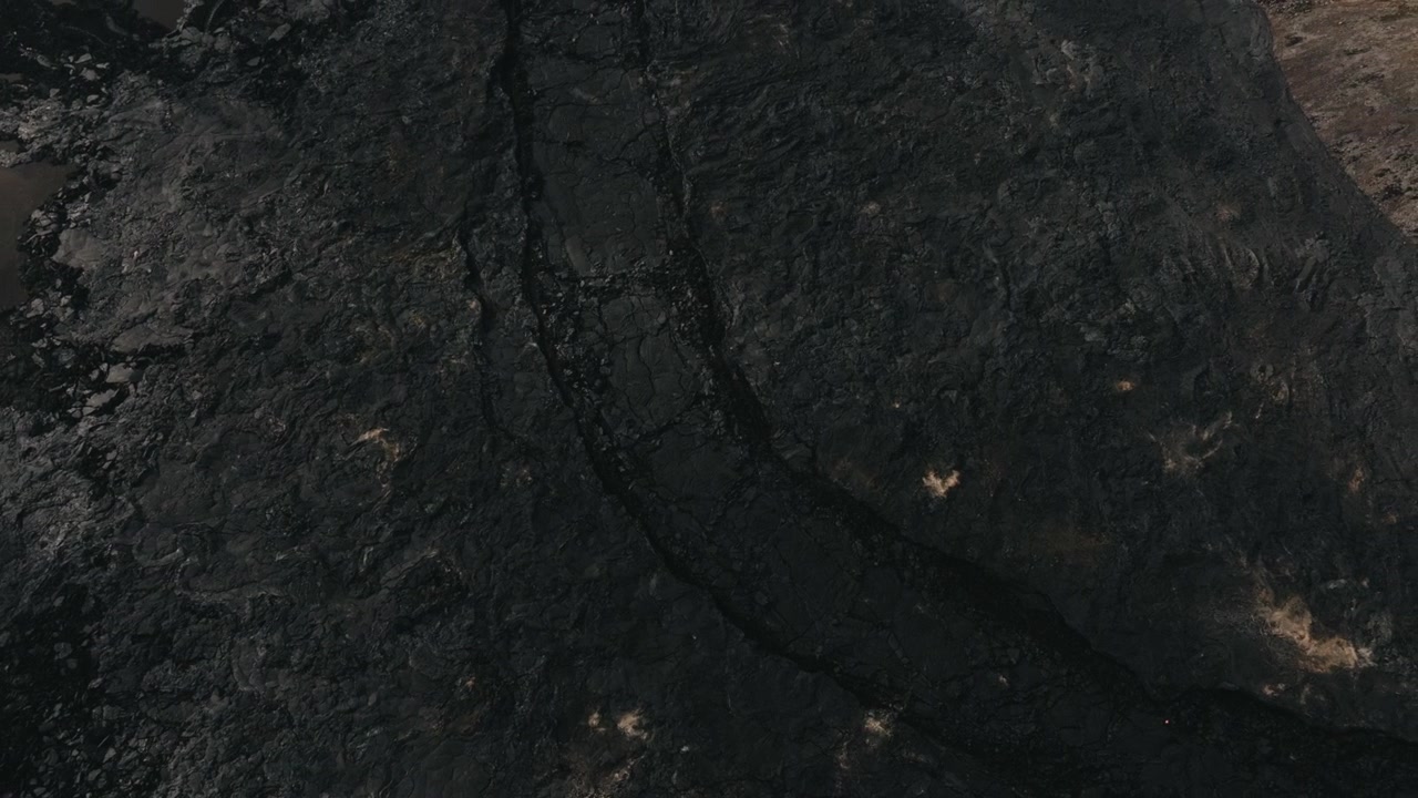 Vista aerea ravvicinatissima di roccia vulcanica e superficie del cratere lavico in Islanda