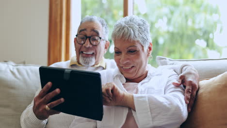 tableta, riendo o una pareja vieja en las redes sociales