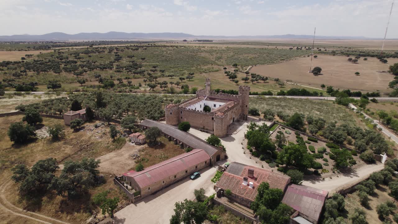 замок с видом на паломнический маршрут, обширный вид, воздушный вывод, кацерес, испания