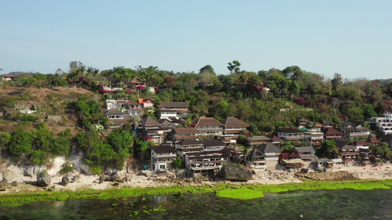 la ciudad de bingin en los acantilados de uluwatu durante la marea baja
