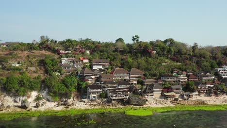 die stadt bingin an den klippen von uluwatu bei ebbe