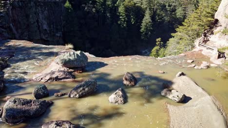 tomada de un avión no tripulado de la cascada de cusarare, chihuahua