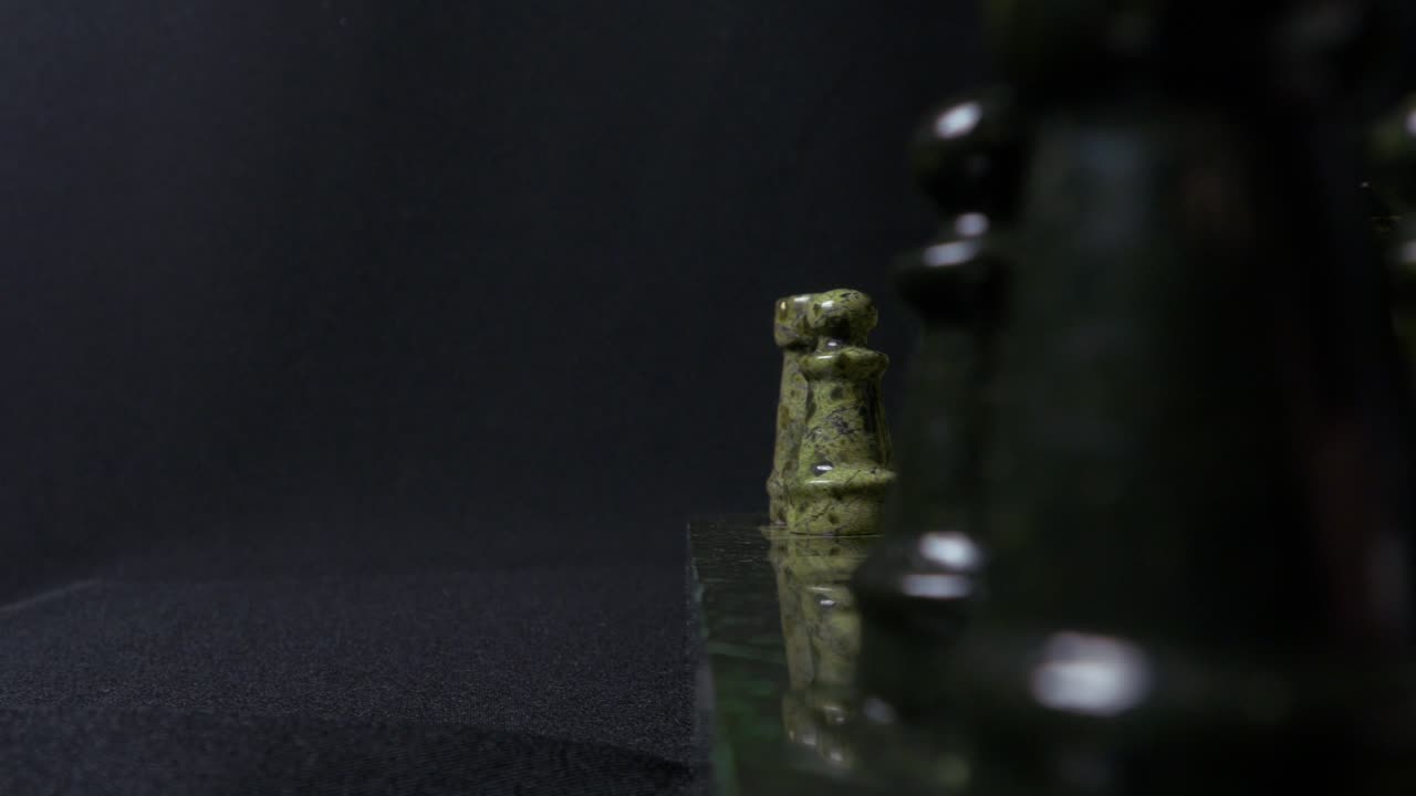 piezas de ajedrez en un tablero con poca luz